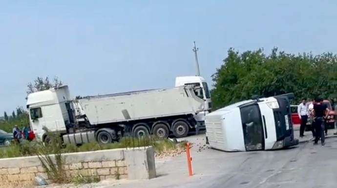 Şabranda iki yük maşını toqquşdu, sürücülərdən biri yaralandı   - RƏSMİ - VİDEO