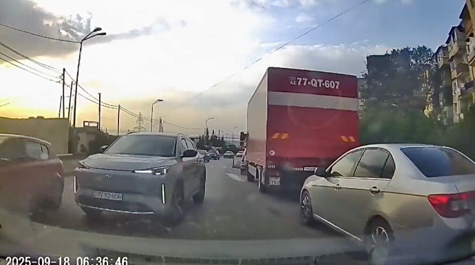 Əks yolla gələn “Changan” qəza təhlükəsi yaradıb, sürücünü özündən çıxardı    - VİDEO