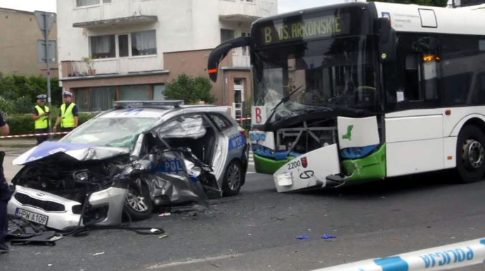 Polis avtomobili sərnişin avtobusu ilə toqquşdu:  9 nəfər xəsarət alıb - FOTO + VİDEO 