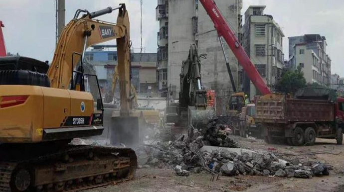 Çində bina çöküb, beş nəfər ölüb