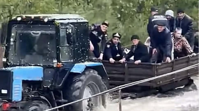 Zərdabda Kür daşdı - Polislər vətəndaşları belə xilas etdi - FOTO - VİDEO 