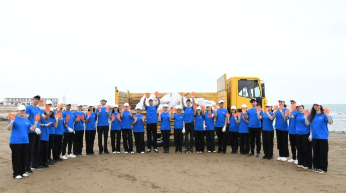 Çimərlikdə yay mövsümü ərəfəsində təmizlik işləri aparıldı - FOTO