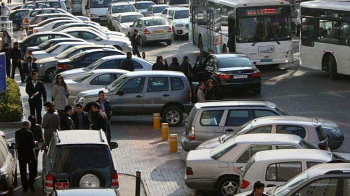 Bu ərazidə avtomobil saxlayan sürücülərin NƏZƏRİNƏ - 40 manat cərimə oluna bilərsiniz 