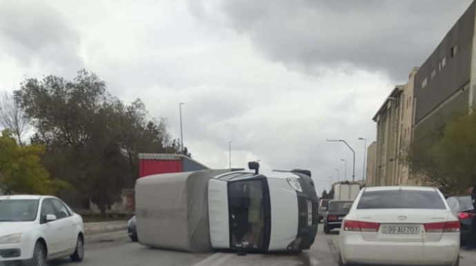 Güclü külək Bakıda yük avtomobilini aşırıb