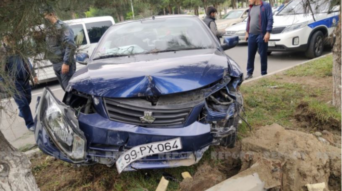 İdarəetməni itirən sürücü avtomobili işıq dirəyinə çırpdı  - FOTO
