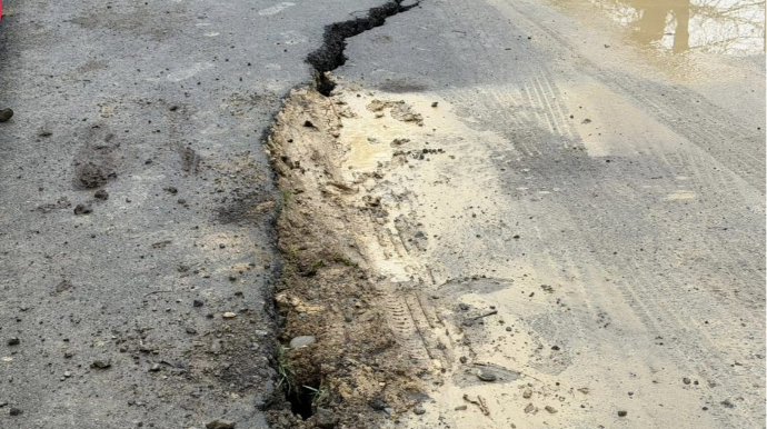 Çökən yollar, zədələnən avtomobillər: məsuliyyət kimdədir? 