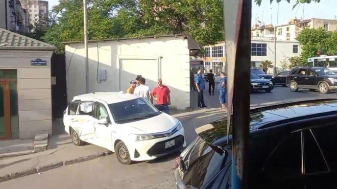 Bakıda maşın aşıb - VİDEO 