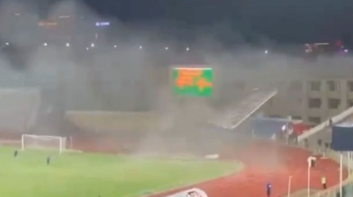 Qazaxıstanda matç zamanı stadionun dam örtüyü uçdu - VİDEO 
