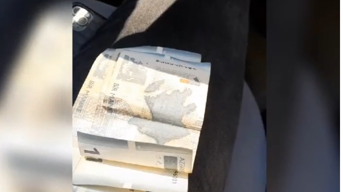 Taksidən enən müştəri verdiyi pulla sürücünü şoka saldı   - VİDEO