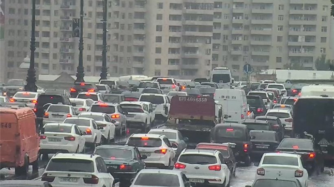 Paytaxt küçələrində sıxlıq var - sürücülərin DİQQƏTİNƏ 