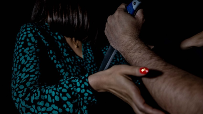 Sabirabadda gənc qadın bıçaqlanıb, ər saxlanılıb 