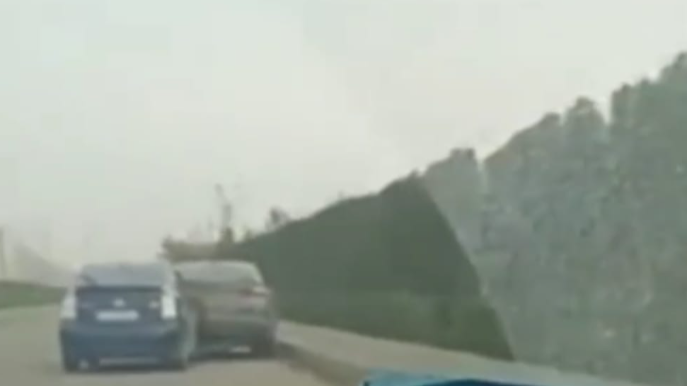 "Prius" sürücüsü yol kənarında dayanan "Ford"u vurdu  - VİDEO - Avtosfer.az