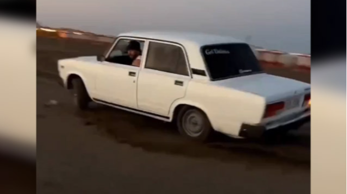 Çimərlikdə "avtoş"luq edən sürücü həbs olundu - VİDEO - YENİLƏNİB