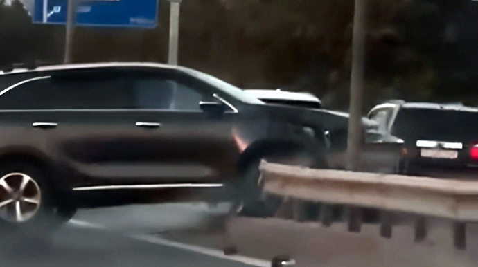 Aeroport yolunda lüks avtomobil taksi ilə toqquşub - VİDEO 