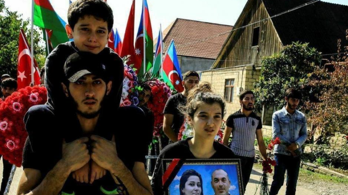 Nazirlik valideynlərini itirmiş bacı qardaşı himayəyə götürdü