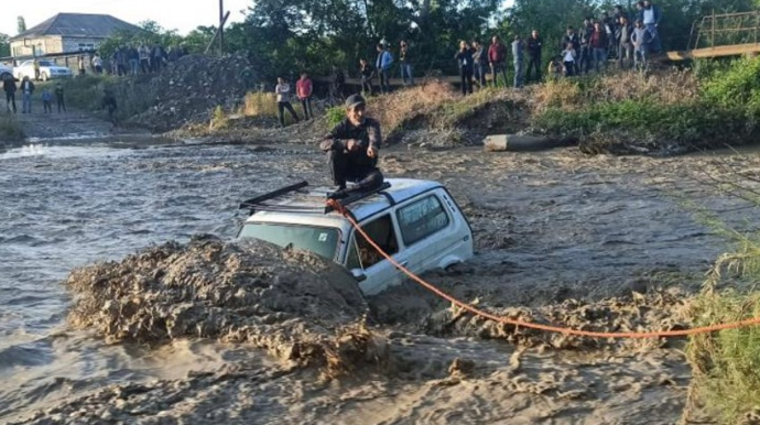 Xaçmazda çayın ortasında avtomobilində köməksiz qalan şəxs xilas edilib  - VİDEO