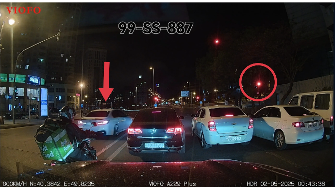 "Moyka"ya tələsən sürücü əks yola çıxıb 2 dəfə qırmızıda keçdi - VİDEO