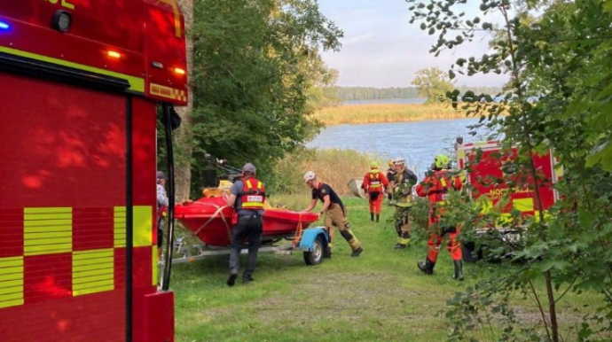 İsveçdə təyyarə gölə düşdü