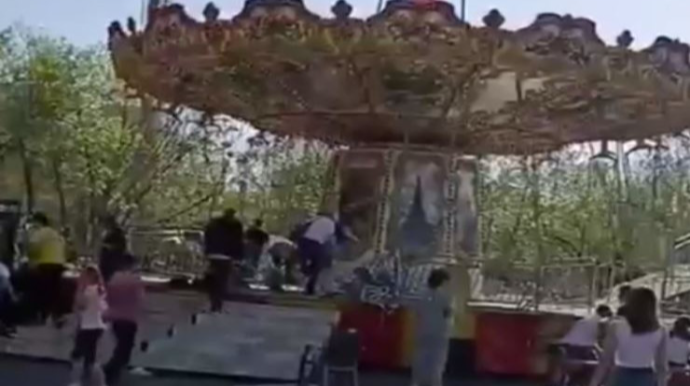 Parkda karusel uçdu, 15 yaralı var   - VİDEO