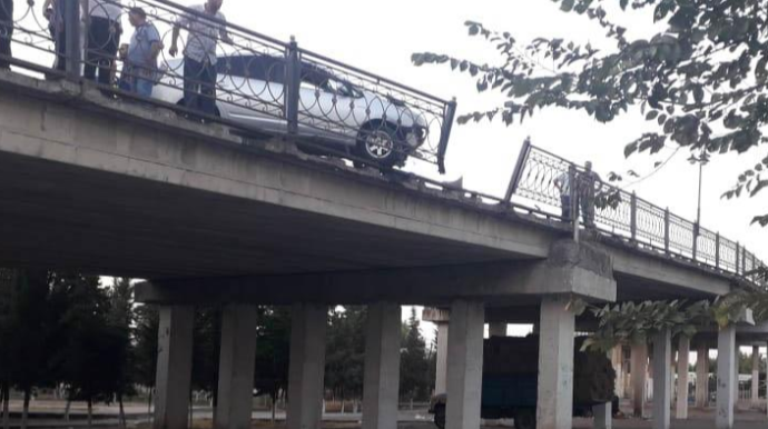 Kürdəmirdə avtomobil körpünün hasarına çırpıldı - FOTO 