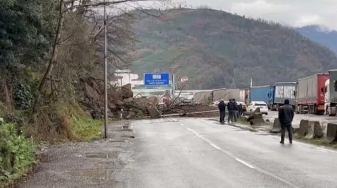 Gürcüstandan Türkiyə sərhədinə gedən yolda torpaq sürüşməsi baş verib 