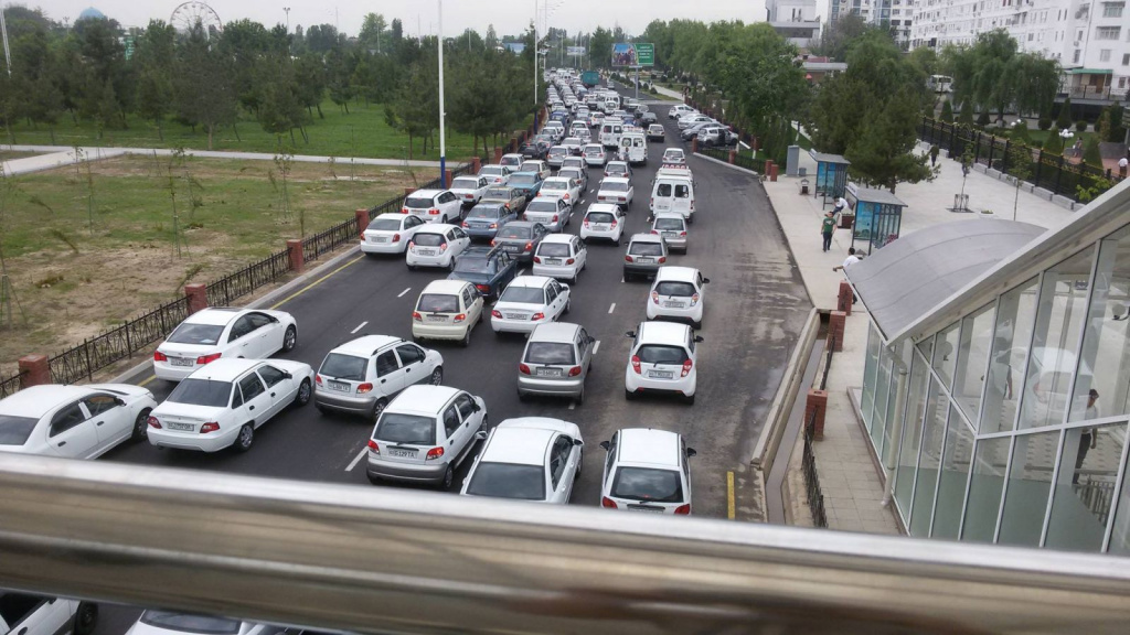 Bakıda ağır qəza:  Ağacı çırpılıb avtomobili aşırdı, xəsarət aldı  - FOTO