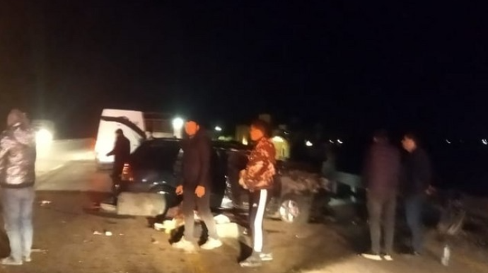 Salyanda avtomobil yük maşınına çırpılıb, ölən və xəsarət alanlar var    - FOTO