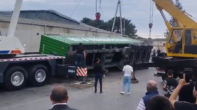 Binəqədidə TIR aşdı  - VİDEO