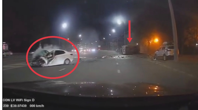 Şəhərin mərkəzində qəza törədən sürücü yük maşınını aşırtdı, özü isə... - VİDEO