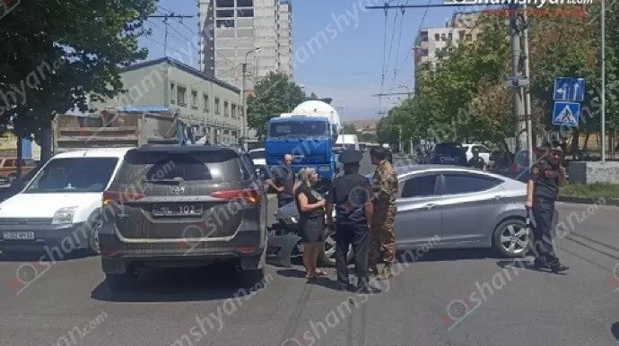 Ermənistan müdafiə nazirinin xidməti maşını qəzaya uğradı 