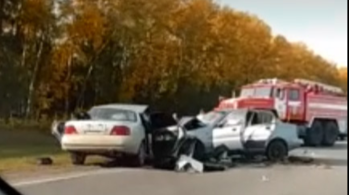 Три человека погибли при столкновении двух легковых машин в Алтайском крае - ВИДЕО