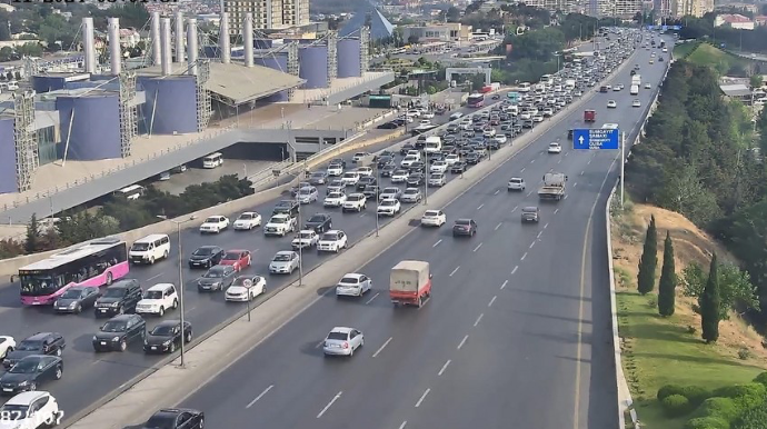 Bakının bəzi yollarında tıxac yaranıb - SİYAHI