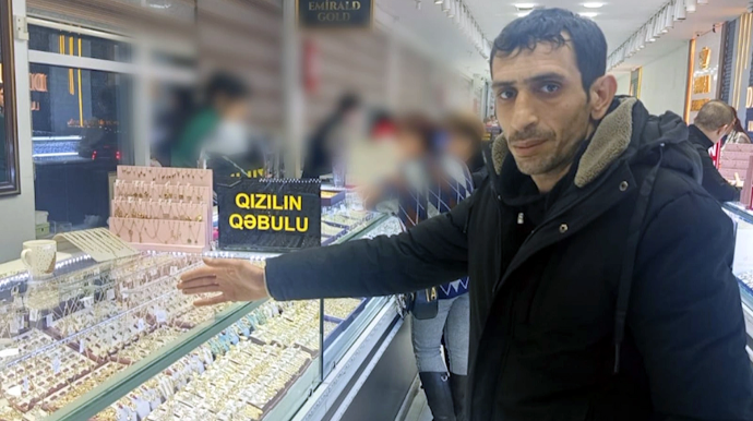 В Баку мужчина продал украденное золото в ювелирном магазине - ВИДЕО