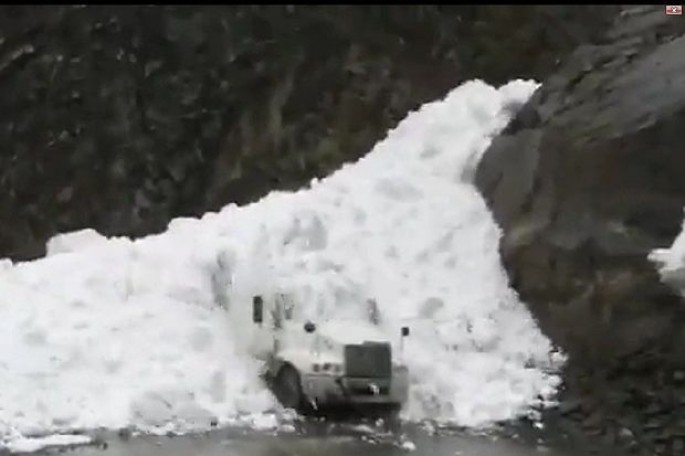Dağıstanda yük maşını qar uçqununa düşdü – VİDEO