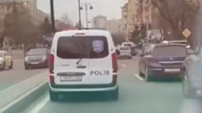 Bakıda polislər təcili yardım üçün yol açdı - VİDEO