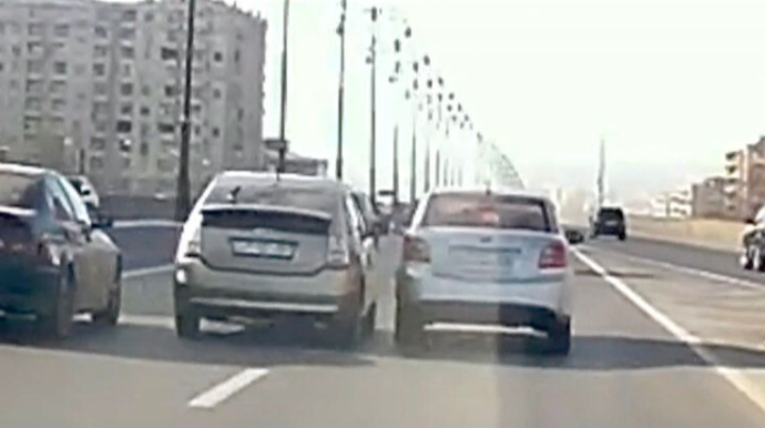 “Prius” sürücüsü səbrsizliyi ilə qəzanın yanından ötdü  - VİDEO
