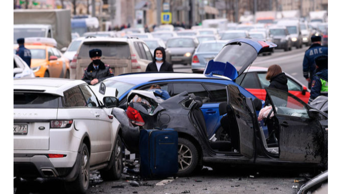 Moskvada zəncirvari qəza: Milyarder xəsarət aldı - VİDEO