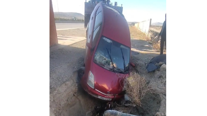 Əks istiqamətə çıxan "Prius" qəzadan yayınmaq üçün özünü çuxura atdı  - VİDEO