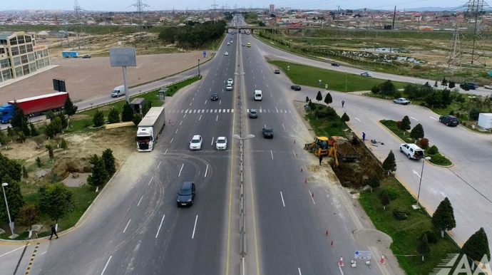  На дороге Баку-Губа строится новый надземный пешеходный переход  - ФОТО