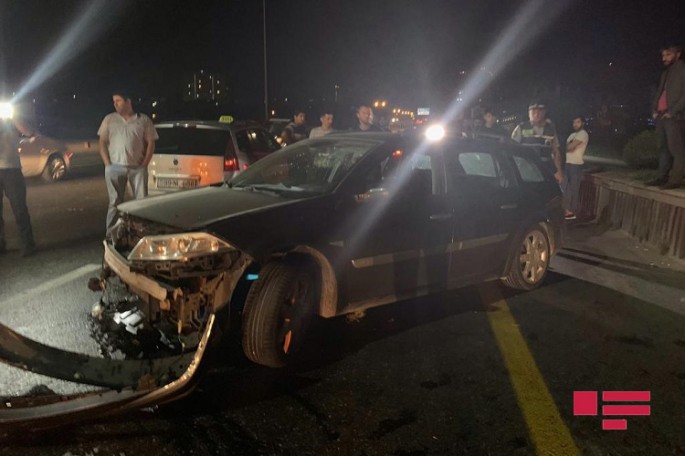 Bakıda sürücü intihar məqsədilə avtomobilini divara çırpıb - VİDEO