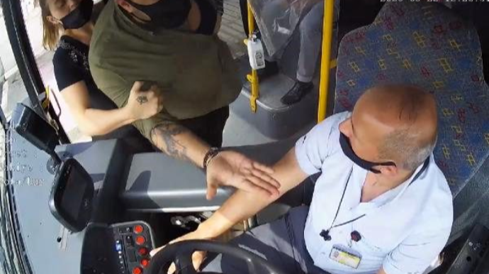 Sürücü avtobusa maskasız minən sərnişini bıçaqladı  - VİDEO