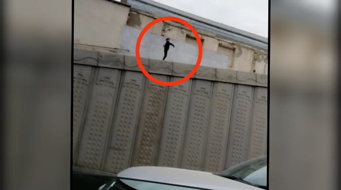 Bu küçədə uşaqların həyatı təhlükədədir: Hər an ölüm ola bilər - VİDEO