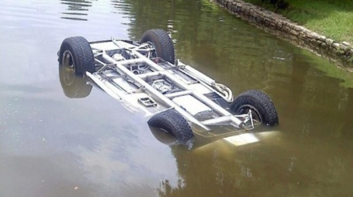 Bərdədə avtomobil su kanalına düşdü, sürücü xəsarət aldı 