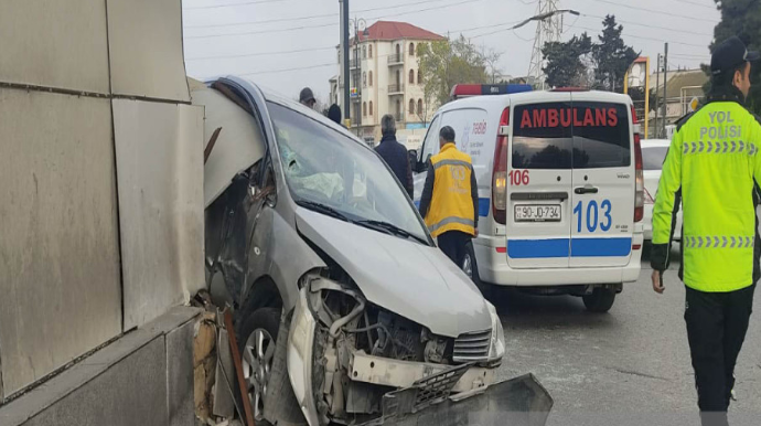 Bakıda avtomobil səkiyə çırpılıb, xəsarət alan var 