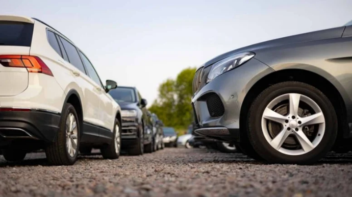 Parkinq zamanı bu səhvə yol verənlər avtomobilin ömrünü qısaldır – SÜRÜCÜLƏRƏ XƏBƏRDARLIQ 