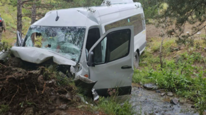 Türkiyədə mikroavtobus aşdı: 4 ölü, 10 yaralı 