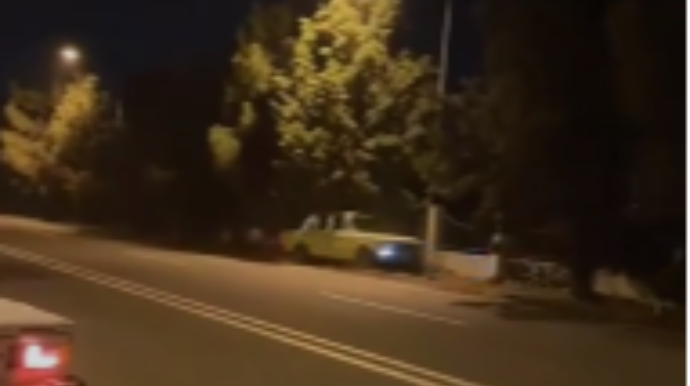 "06" ilə "avtoşluq" edən sürücü işıq dirəyinə çırpıldı  - VİDEO