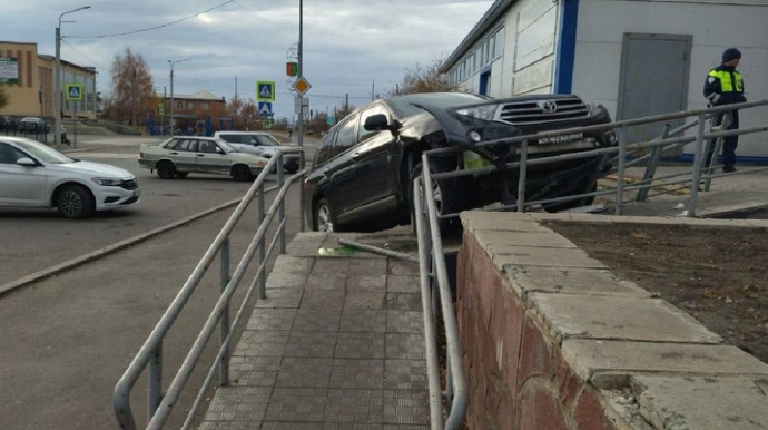 Marketə gedən yaşlı sürücü iki azyaşlı qızı vurub maşını pilləkənə dırmaşdırdı - FOTOLAR