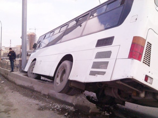 Bakıda avtobus qəza törədib, xəsarət alanlar var - SİYAHI