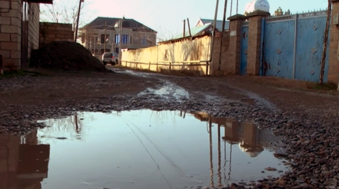 Sakinləri çıxılmaz vəziyyətə salan yol – Bu cür yaşayış olmaz - VİDEO 